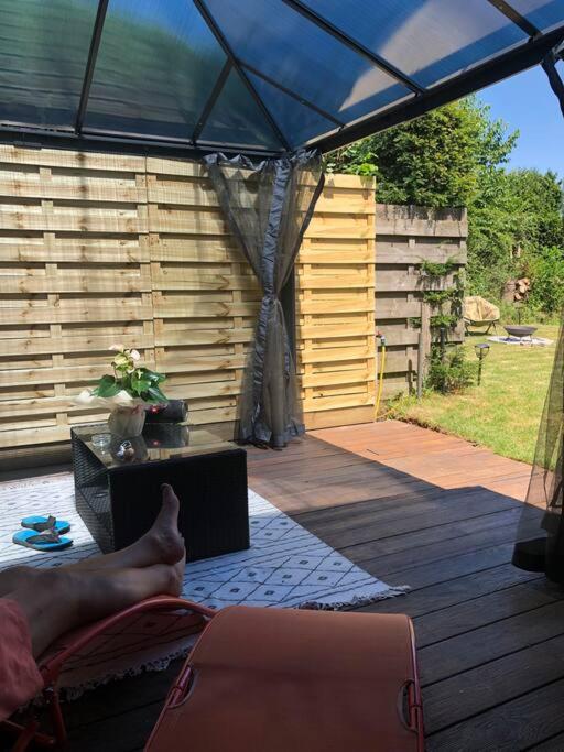 Un jardín fuera de Tiny House Close to Brussels South Charleroi Airport