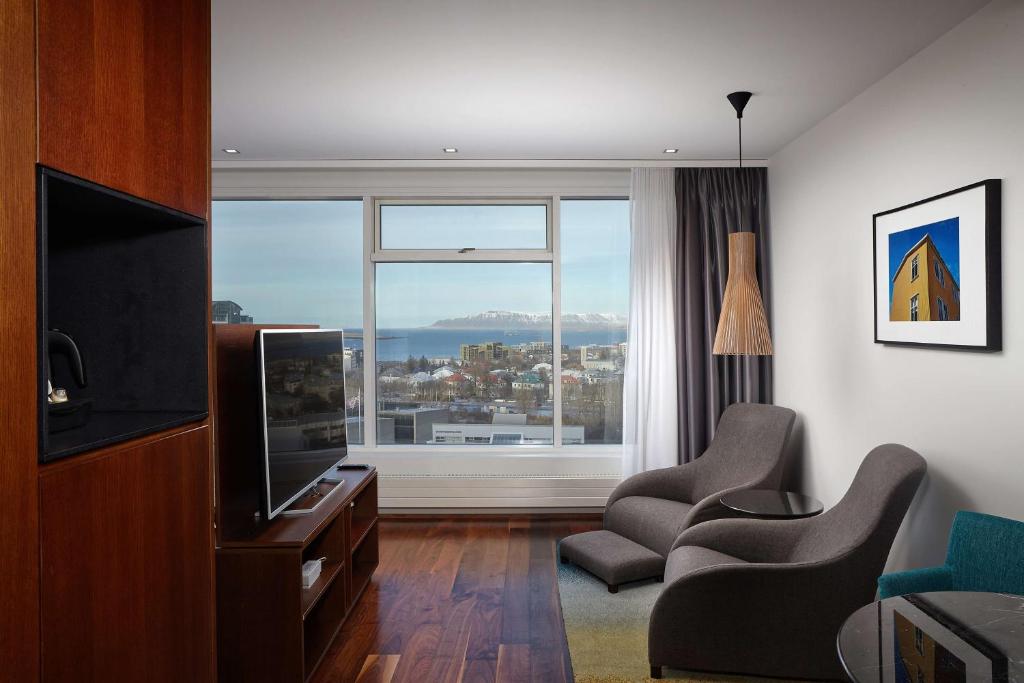TV a/nebo společenská místnost v ubytování Hilton Reykjavik Nordica