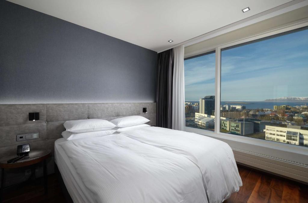 Postel nebo postele na pokoji v ubytování Hilton Reykjavik Nordica