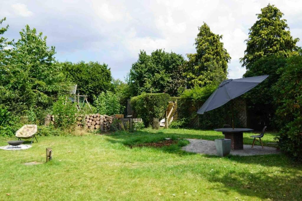 Un jardín fuera de Tiny House Close to Brussels South Charleroi Airport