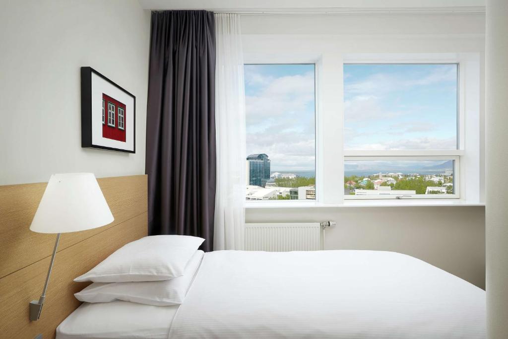 Postel nebo postele na pokoji v ubytování Hilton Reykjavik Nordica