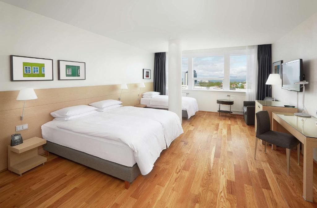Postel nebo postele na pokoji v ubytování Hilton Reykjavik Nordica