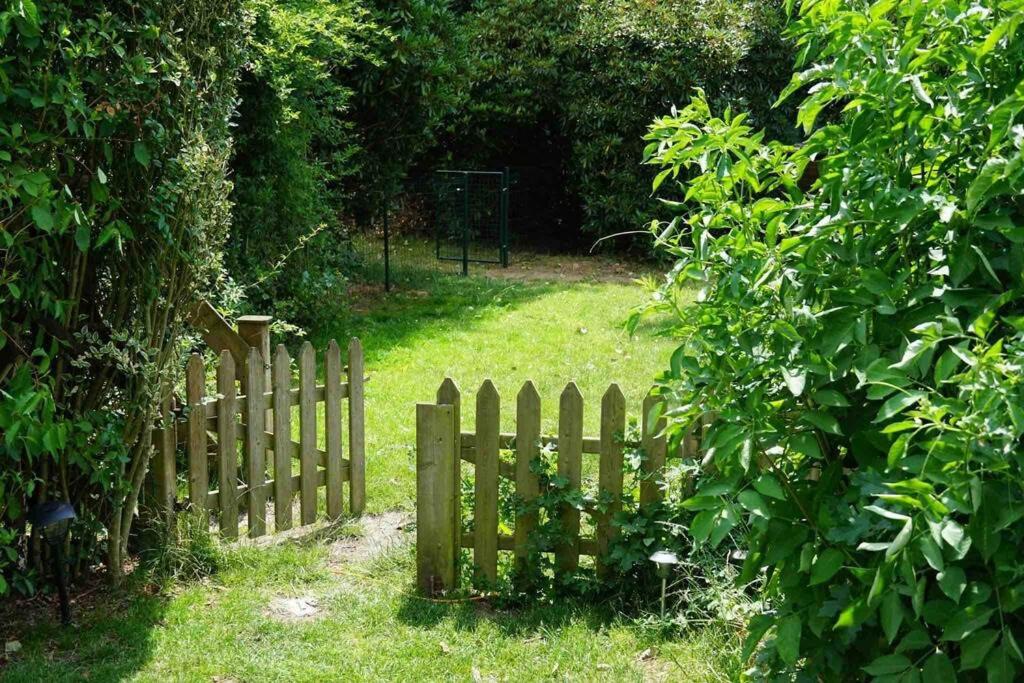 Un jardín fuera de Tiny House Close to Brussels South Charleroi Airport