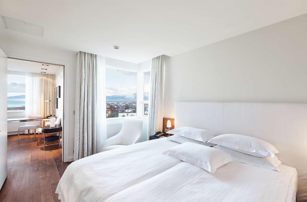 Postel nebo postele na pokoji v ubytování Hilton Reykjavik Nordica