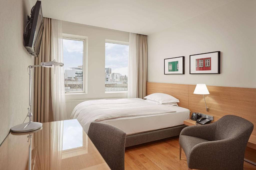 TV a/nebo společenská místnost v ubytování Hilton Reykjavik Nordica