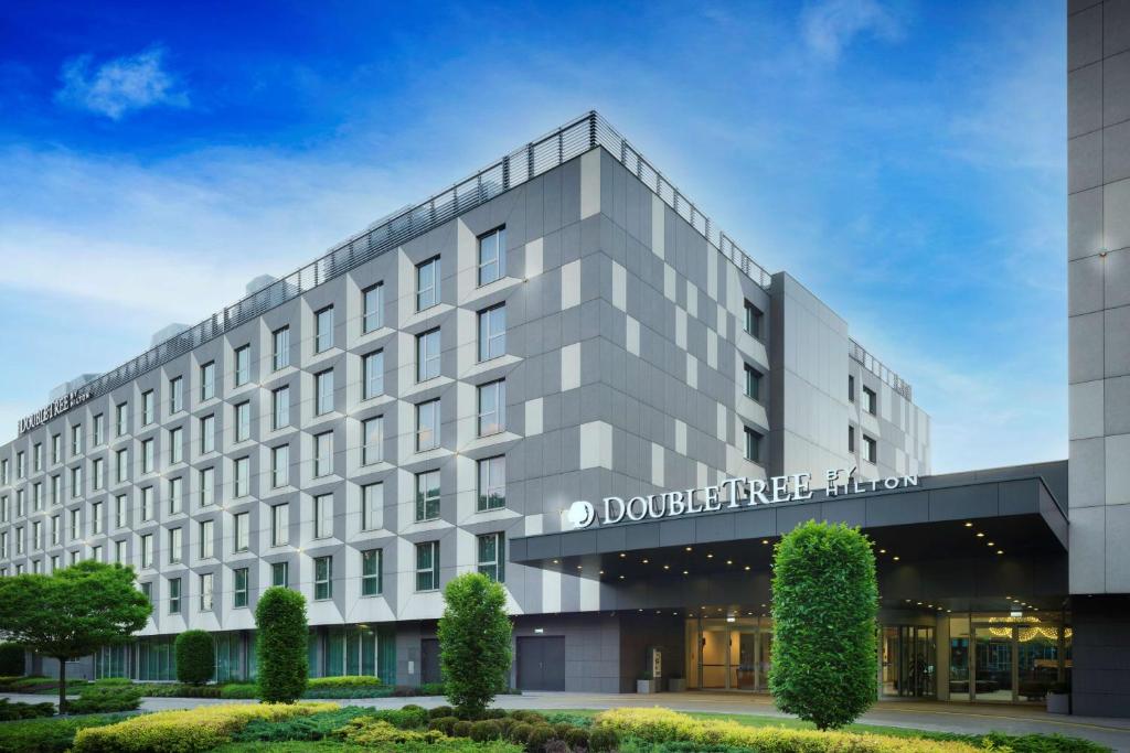 eine Darstellung des Doolin Hotels in Dublin in der Unterkunft DoubleTree by Hilton Krakow Hotel & Convention Center in Krakau