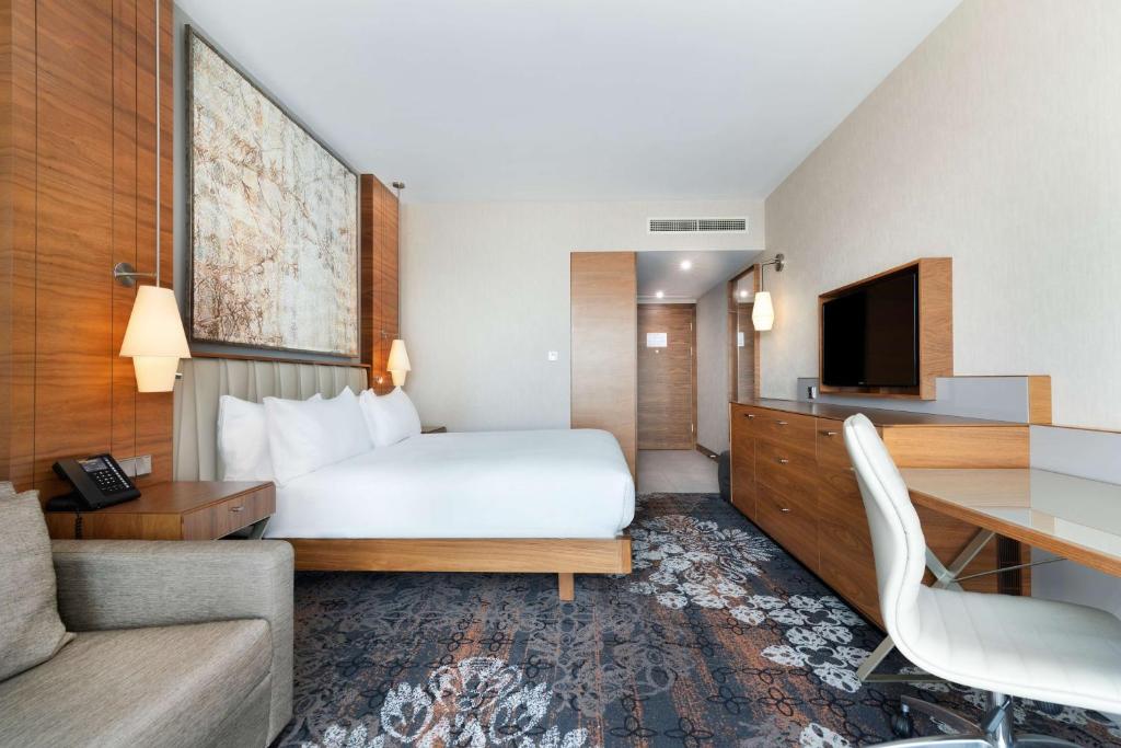 DoubleTree by Hilton Krakow Hotel & Convention Center - King Room With Sofa Bed