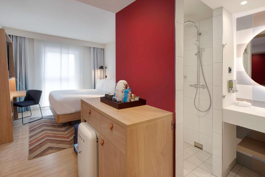 Postel nebo postele na pokoji v ubytování Hampton By Hilton Kaiserslautern