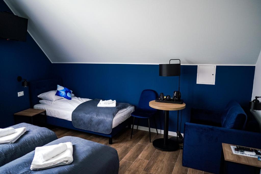 La Familia TYBURA - 18