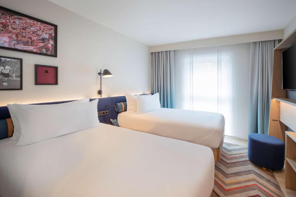 Postel nebo postele na pokoji v ubytování Hampton By Hilton Kaiserslautern