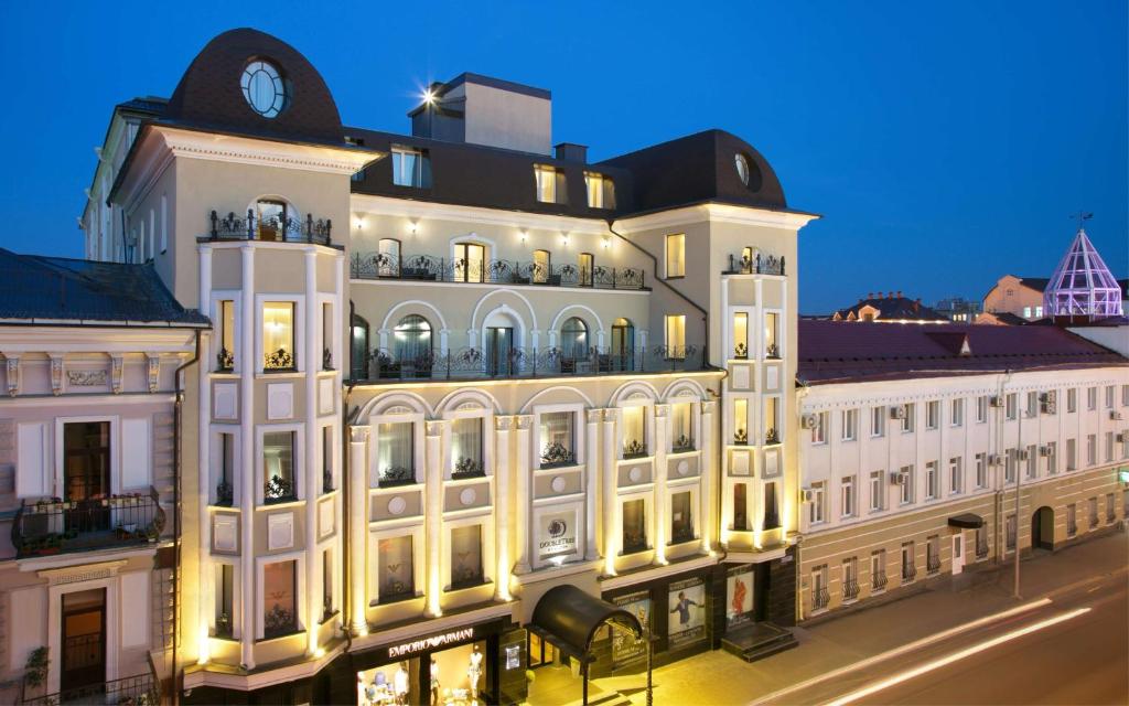 un gran edificio blanco con un reloj en la parte superior en DoubleTree by Hilton Kazan City Center, en Kazán