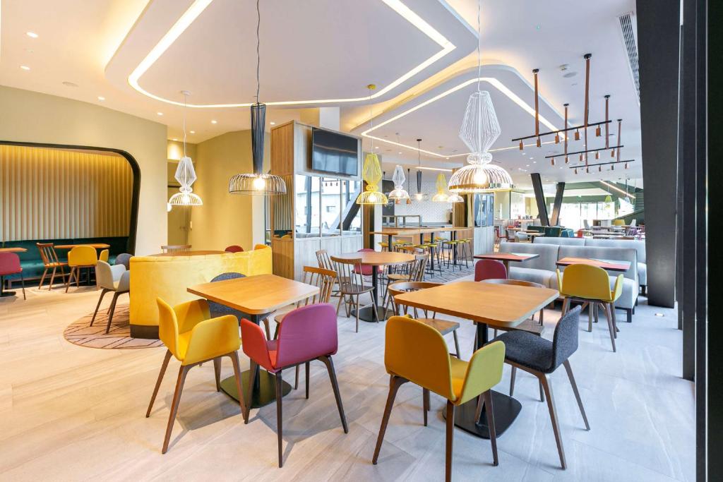 A seating area at Hampton By Hilton Alcobendas Madrid