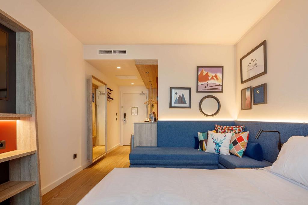 A bed or beds in a room at Hampton By Hilton Alcobendas Madrid