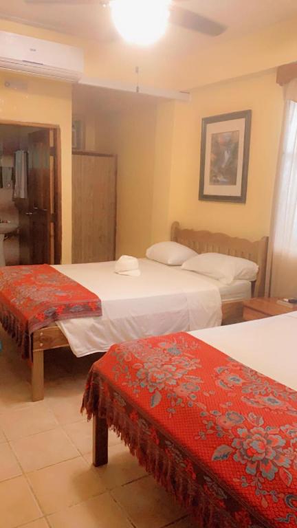 Postel nebo postele na pokoji v ubytování Chaleanor Hotel