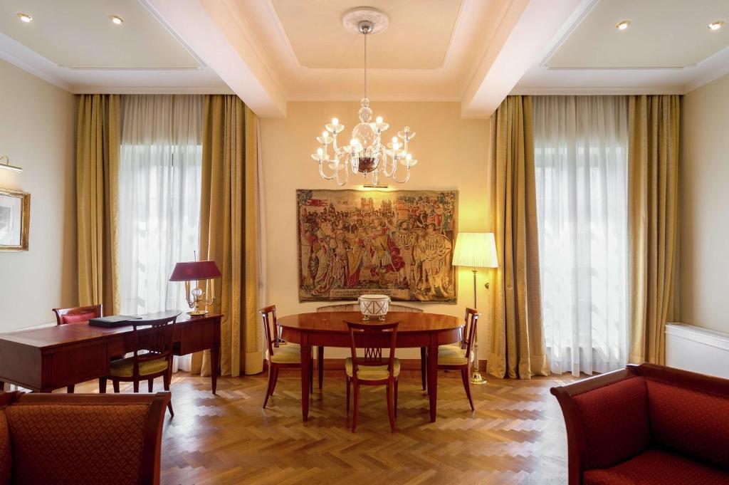 Posezení v ubytování Grand Hotel Villa Torretta, Curio Collection by Hilton