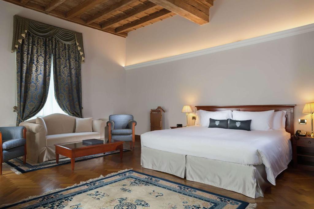 Postel nebo postele na pokoji v ubytování Grand Hotel Villa Torretta, Curio Collection by Hilton