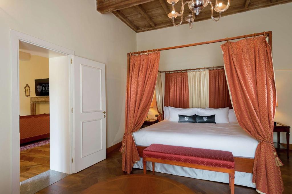 Postel nebo postele na pokoji v ubytování Grand Hotel Villa Torretta, Curio Collection by Hilton