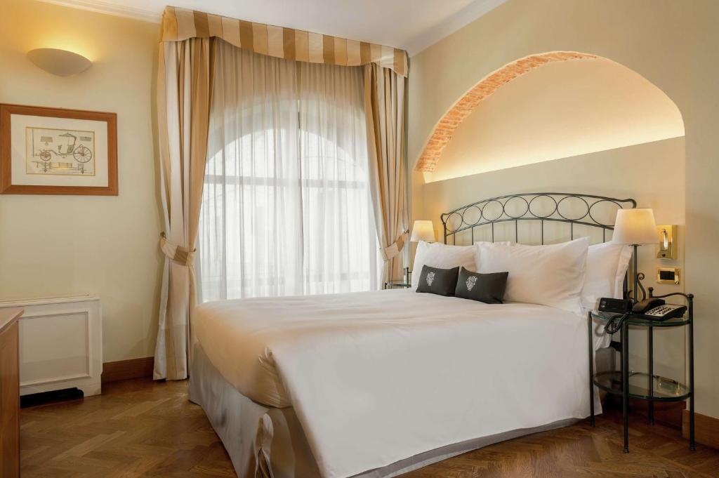 Postel nebo postele na pokoji v ubytování Grand Hotel Villa Torretta, Curio Collection by Hilton