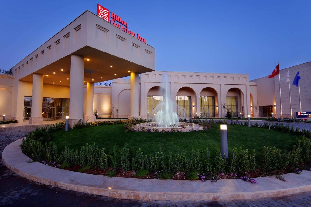 un hotel con una fuente frente a un edificio en Hilton Garden Inn Mardin, en Mardin