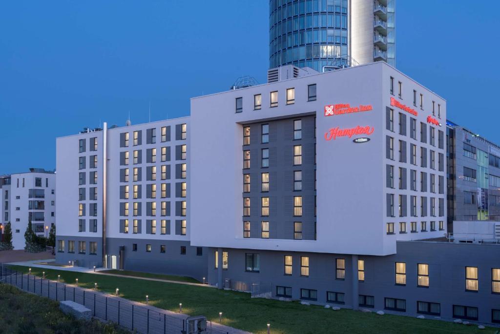 ein Gebäude mit einer Plakatwand an der Seite in der Unterkunft Hilton Garden Inn Munich City West in München