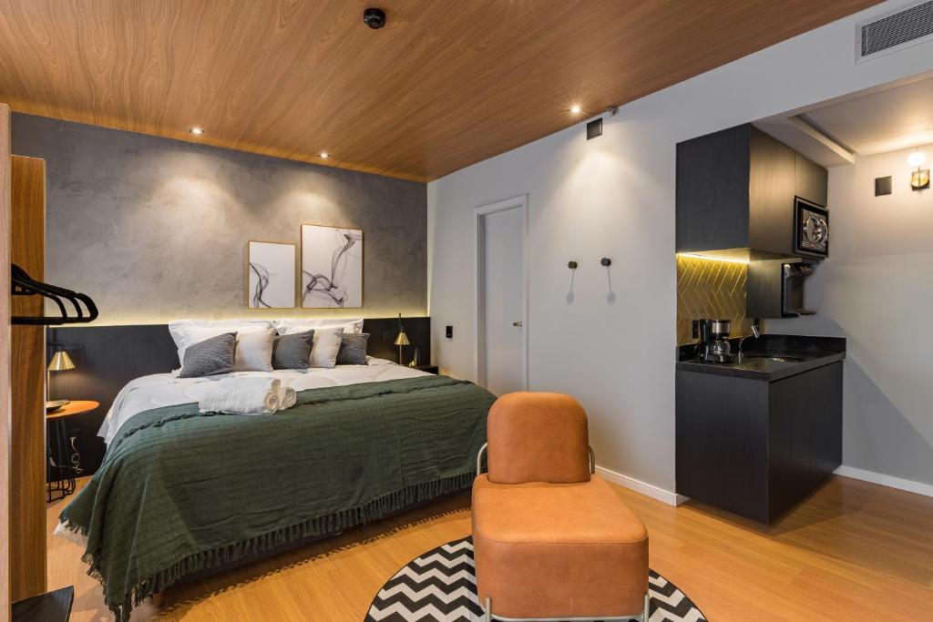 a bedroom with a bed and a chair at Cyclinn Jesuíno Arruda Itaim in São Paulo