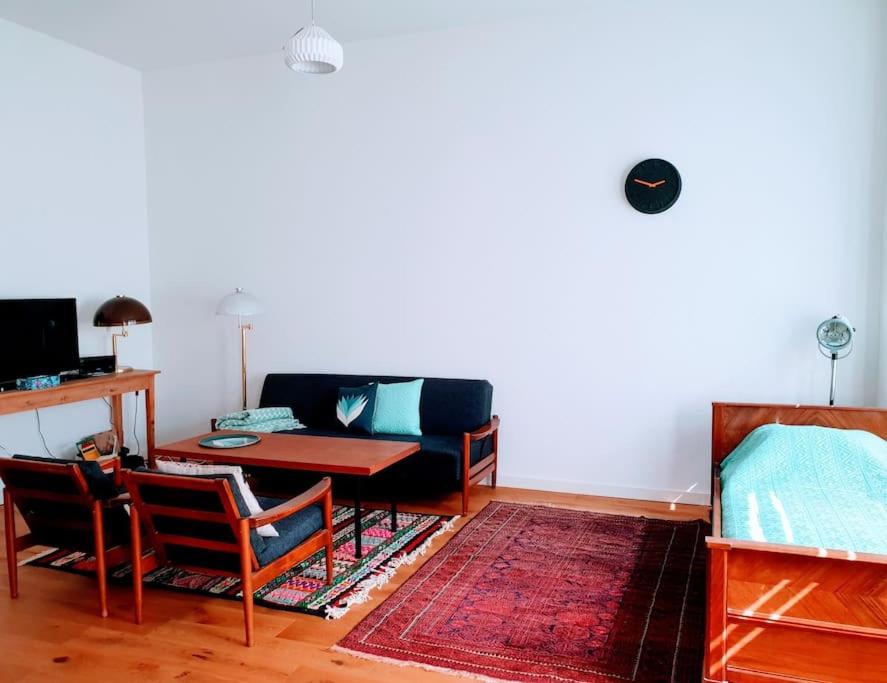 ベルリンにあるDesign Apartment Berlin Prenzlauer Bergのリビングルーム(ソファ、テーブル付)