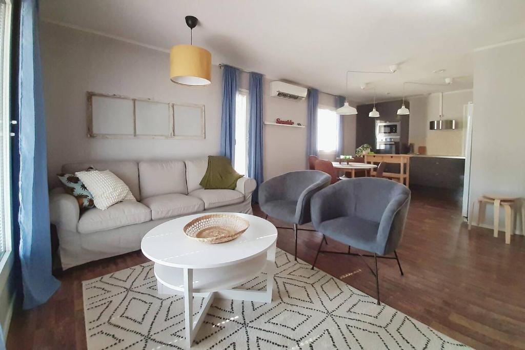 Omakotitalo Hiekkasärkillä isolla terassilla - отзывы и видео