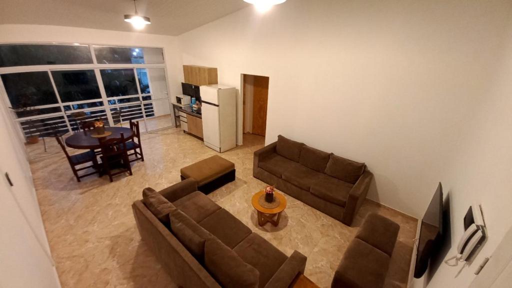 ein Wohnzimmer mit einem Sofa und einem Tisch in der Unterkunft Adesa in Posadas