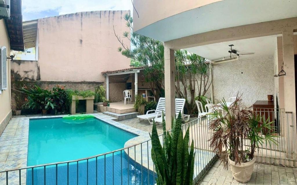 uma piscina no meio de um quintal em Retiro Luxuoso:Casa Espaçosa com Piscina Privativa em Campos dos Goytacazes