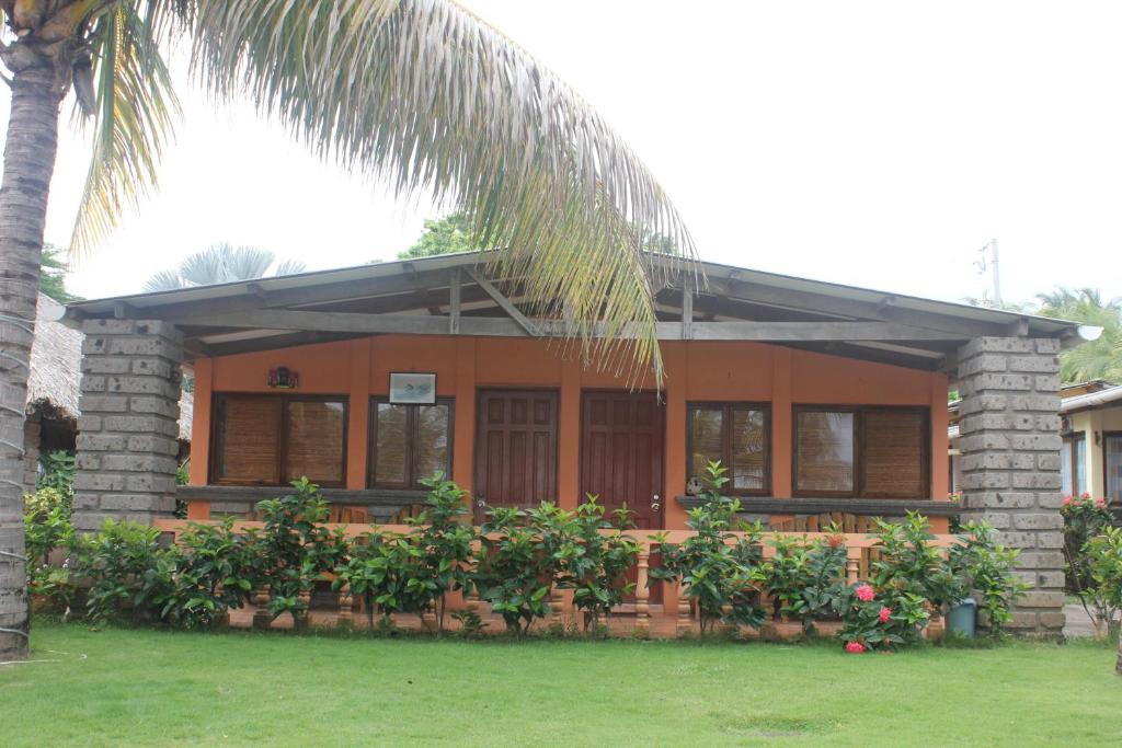 Vườn quanh Punta Roca Surf Resort