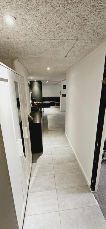 einen Flur in einem Gebäude mit Fliesenboden in der Unterkunft New York basement apartment in Kopenhagen