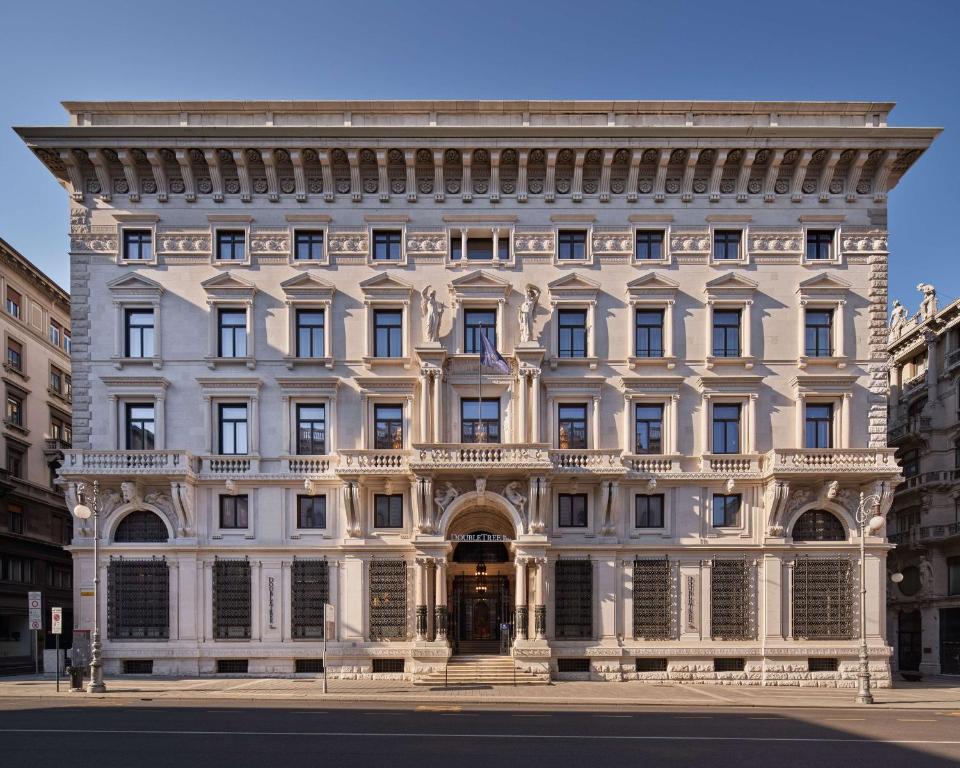 un gran edificio blanco en una calle de la ciudad en DoubleTree By Hilton Trieste, en Trieste