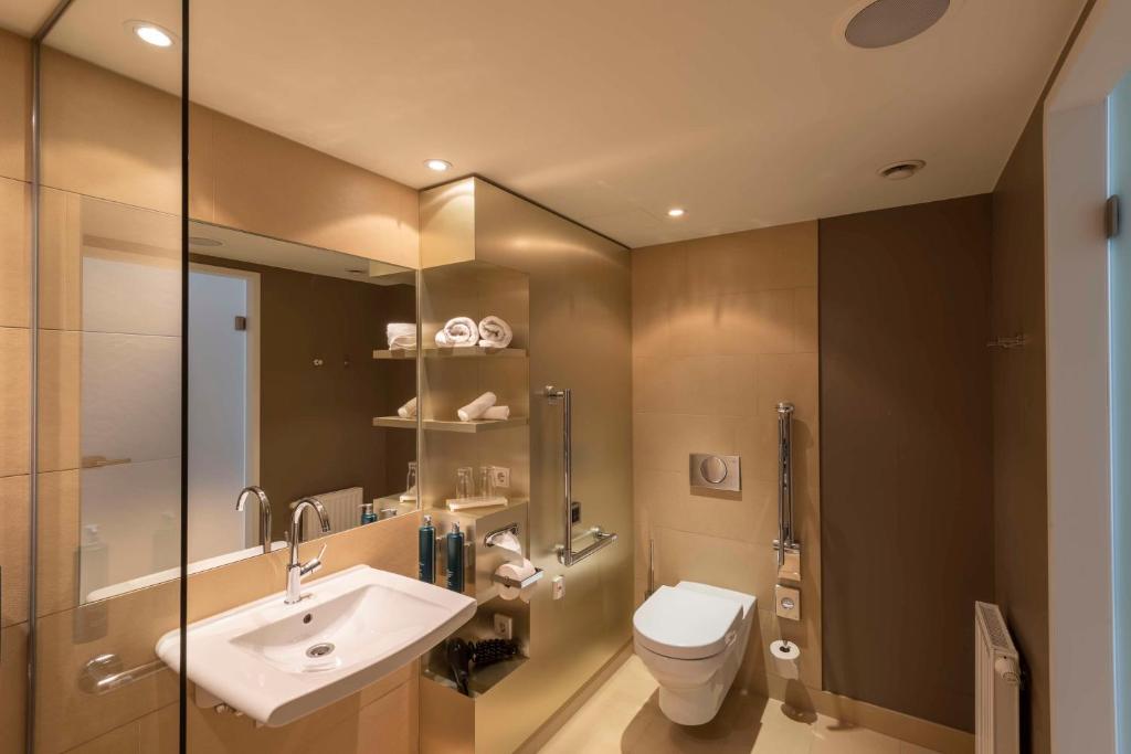 A bathroom at Doubletree by Hilton Vienna Schonbrunn