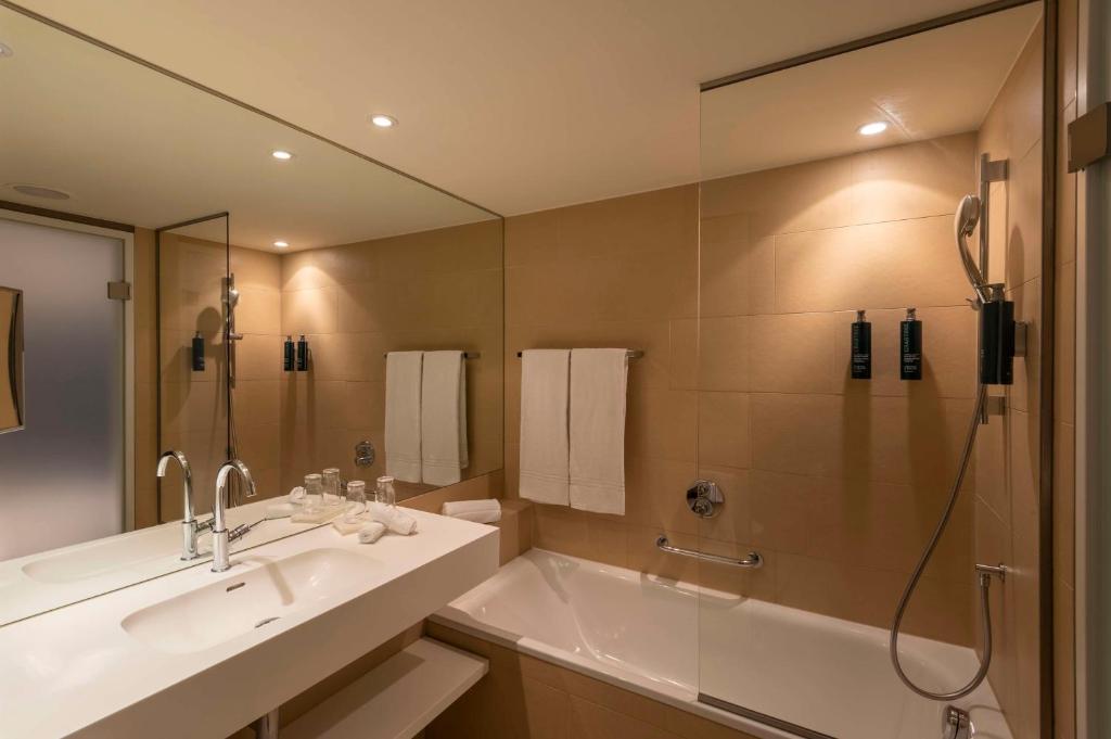 A bathroom at Doubletree by Hilton Vienna Schonbrunn
