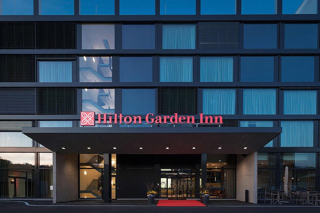 un edificio con un cartel que lee helium garden inn en Hilton Garden Inn Zurich Limmattal, en Spreitenbach