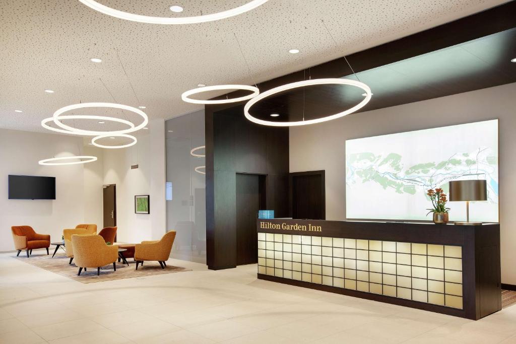 TV a/nebo společenská místnost v ubytování Hilton Garden Inn Zurich Limmattal