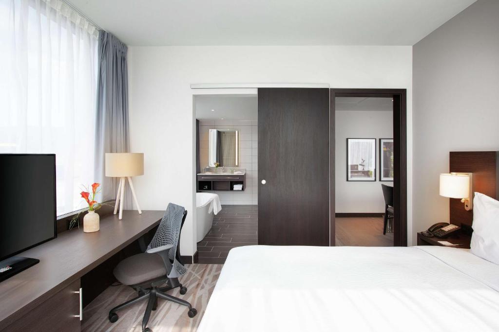 TV a/nebo společenská místnost v ubytování Hilton Garden Inn Zurich Limmattal