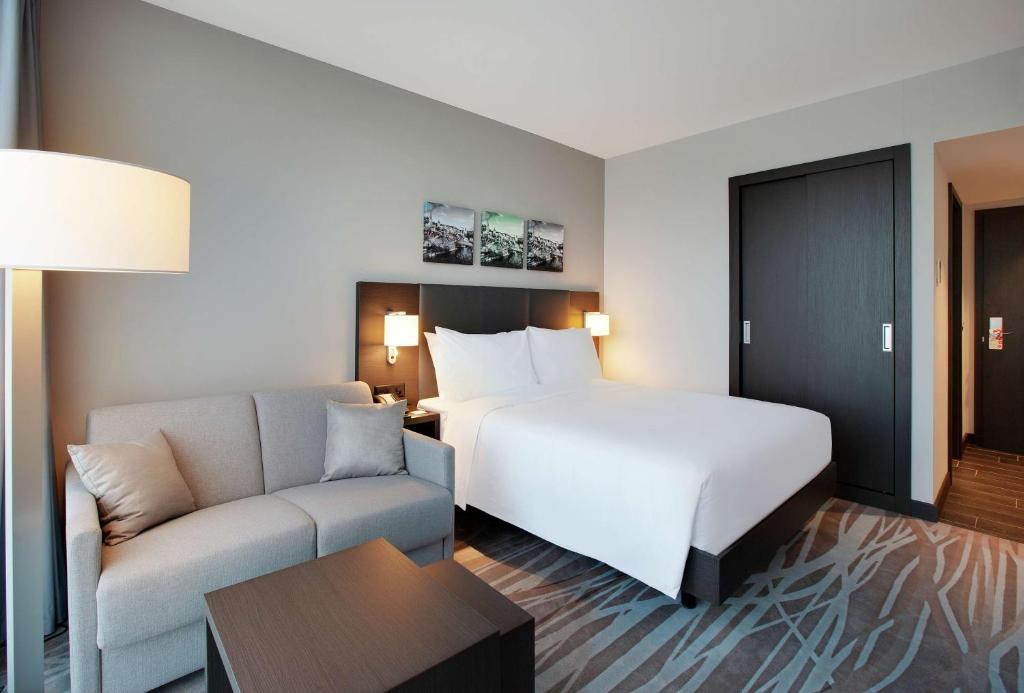 Postel nebo postele na pokoji v ubytování Hilton Garden Inn Zurich Limmattal