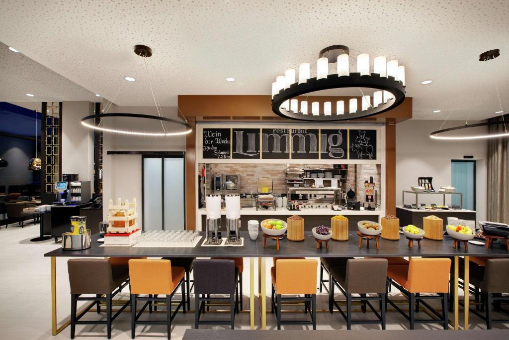 Kuchyň nebo kuchyňský kout v ubytování Hilton Garden Inn Zurich Limmattal