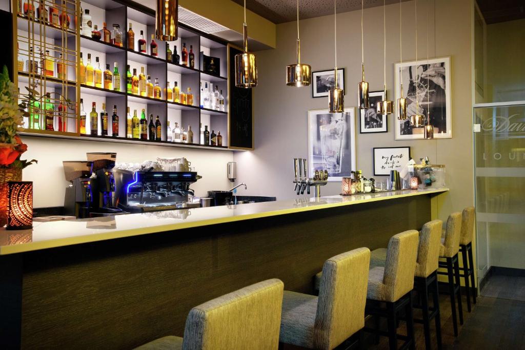 Lounge nebo bar v ubytování Hilton Garden Inn Zurich Limmattal