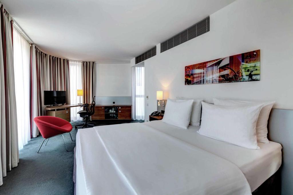 Postel nebo postele na pokoji v ubytování Hilton Garden Inn Stuttgart NeckarPark