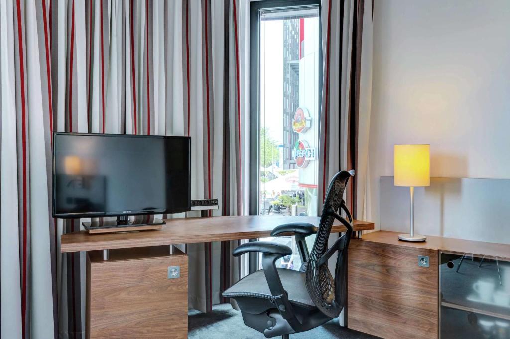 TV a/nebo společenská místnost v ubytování Hilton Garden Inn Stuttgart NeckarPark