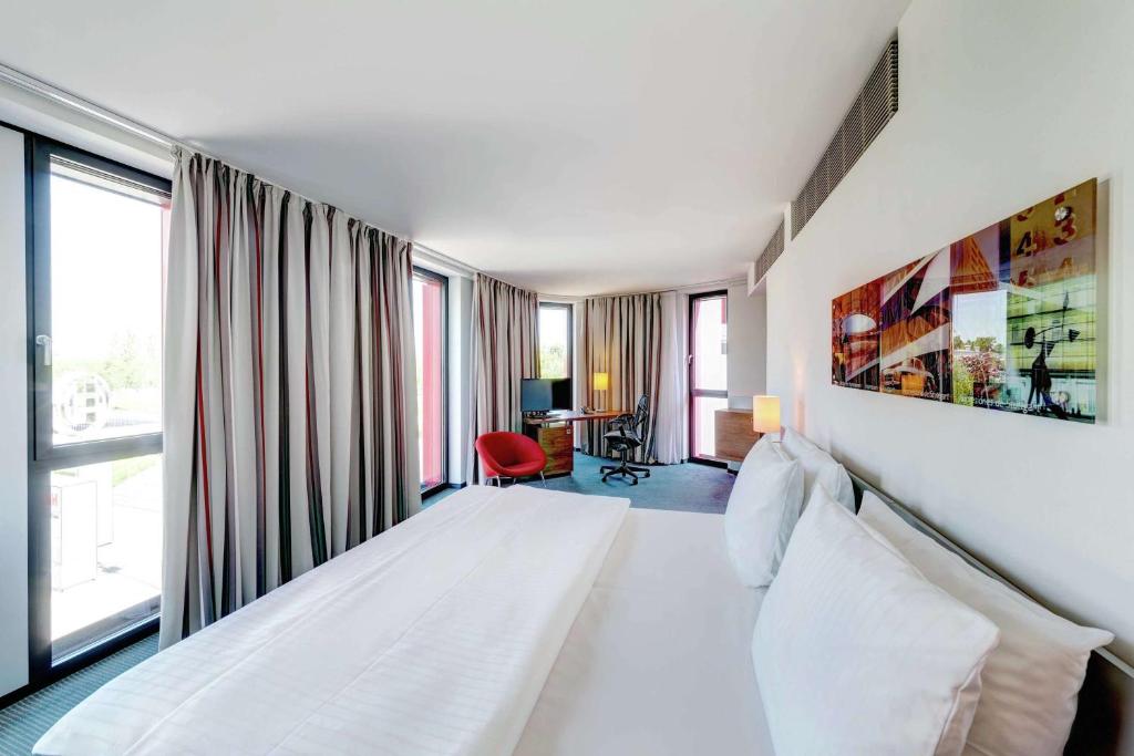 Postel nebo postele na pokoji v ubytování Hilton Garden Inn Stuttgart NeckarPark