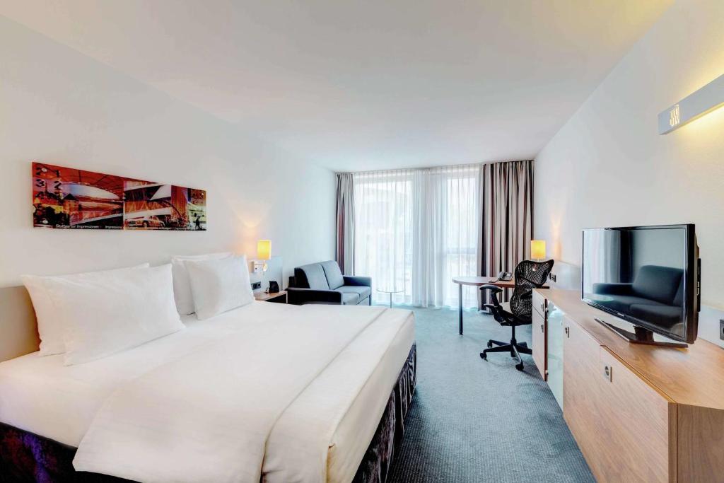TV a/nebo společenská místnost v ubytování Hilton Garden Inn Stuttgart NeckarPark
