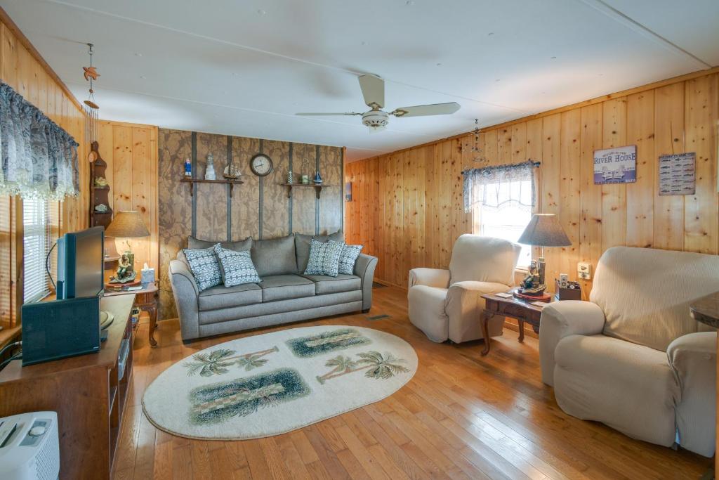 sala de estar con sofá y mesa en Satsuma Vacation Rental with Dunns Creek Access en Satsuma