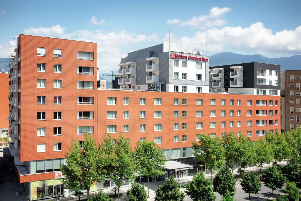 un bâtiment dans une ville avec des arbres et des bâtiments dans l'établissement Hilton Garden Inn Tirana, à Tirana