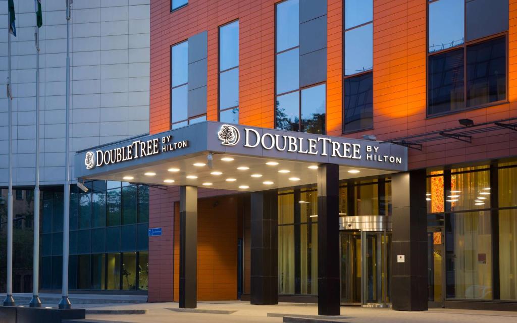 ein Gebäude mit einem Schild, das Dohridge Street liest in der Unterkunft DoubleTree by Hilton Novosibirsk in Nowosibirsk