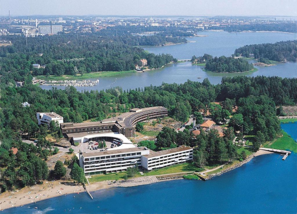 een luchtzicht op een gebouw op een eiland in een meer bij Hilton Helsinki Kalastajatorppa in Helsinki