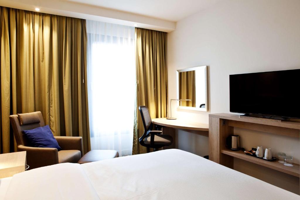TV a/nebo společenská místnost v ubytování Hampton By Hilton Aachen Tivoli