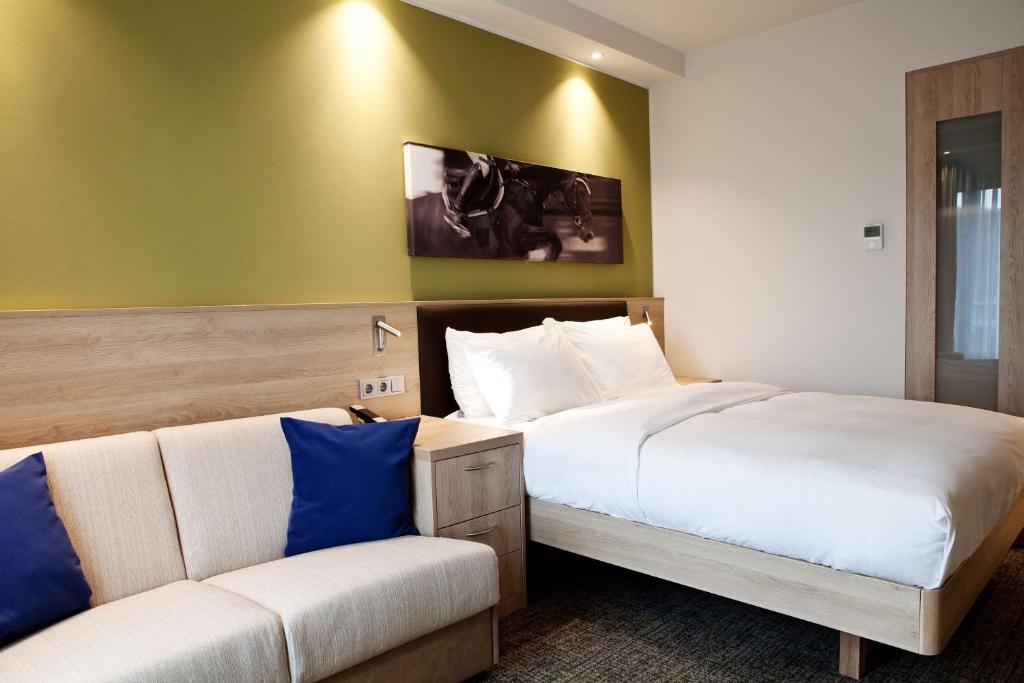 Postel nebo postele na pokoji v ubytování Hampton By Hilton Aachen Tivoli